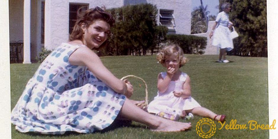 Une des robes de maternité de Jackie O et des photos Kennedy encore jamais vues